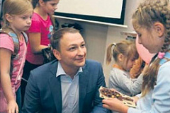 Первоклашек Красносельского района перед школой накормили шоколадом («Красное село», № 15 (303), 04.09.2014) 