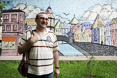 Мелодия старинных улиц. Жители дома воссоздали город мечты под окнами (Интервью жителей и комментарий главы управы Александра Мишакова, «Вечерняя Москва», 8.07.2015)