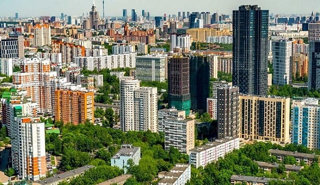 Более 560 крыш жилых домов капитально отремонтировали в Москве в этом году